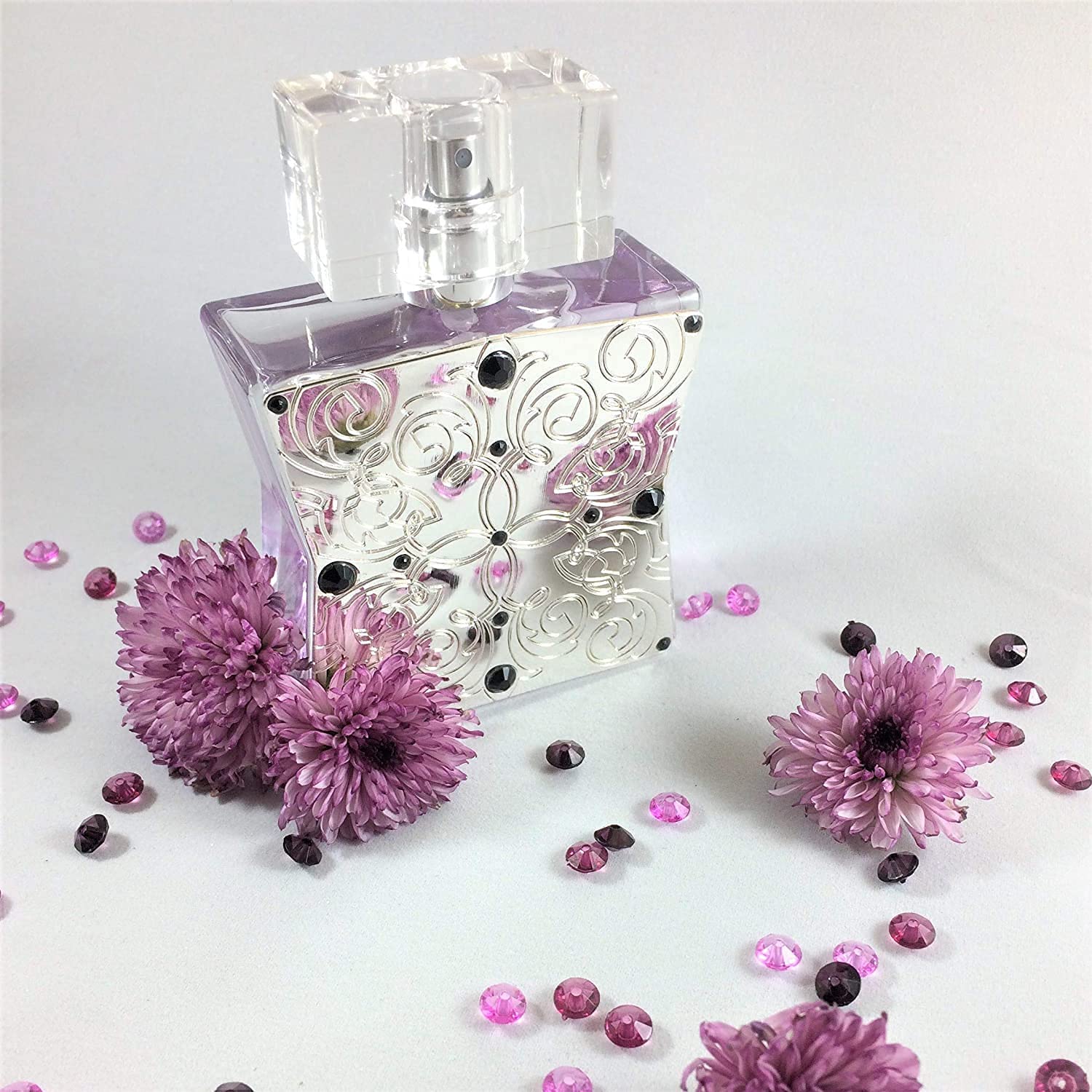 Lace Noir jasmine blossom note adds bright floral lift.