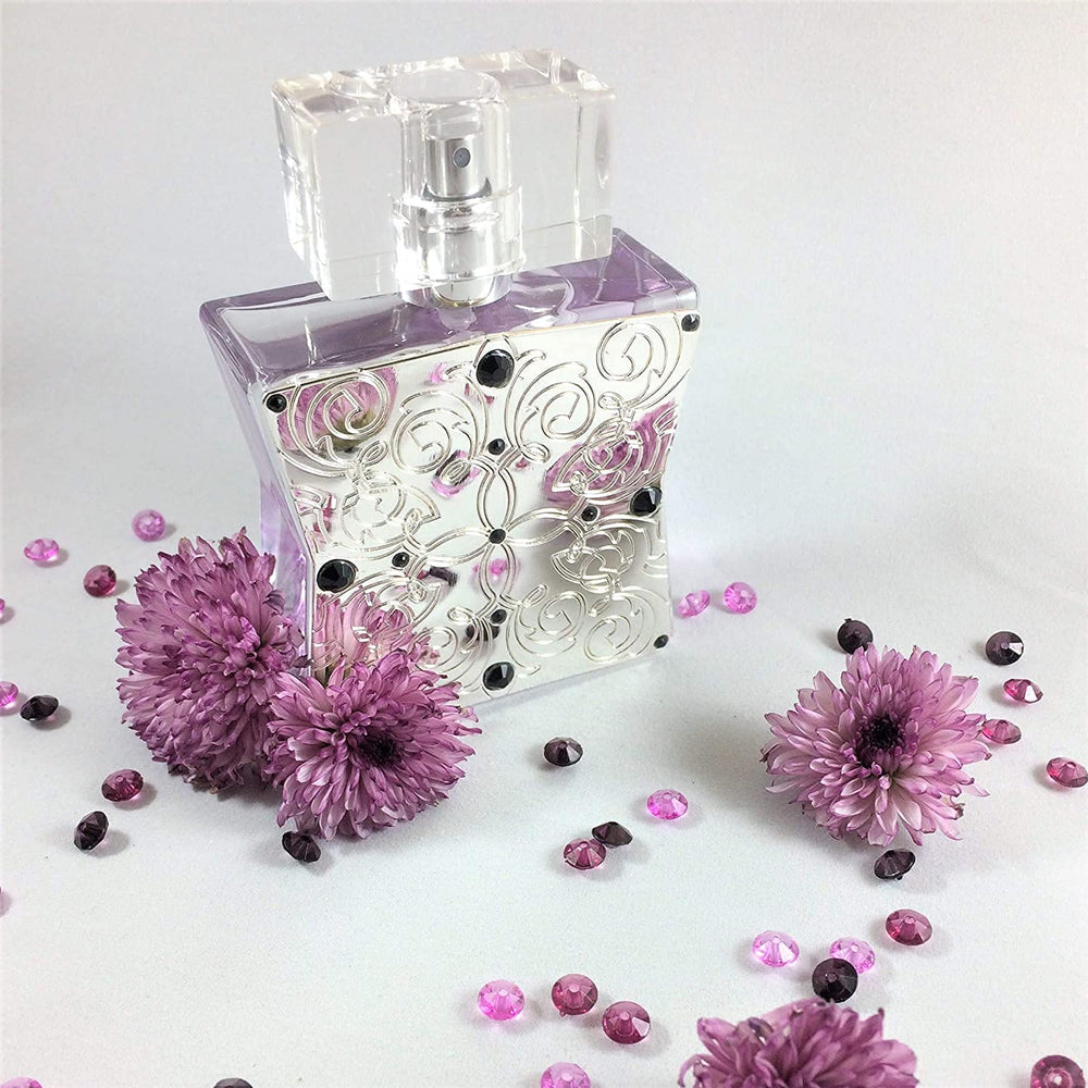 Lace Noir jasmine blossom note adds bright floral lift.