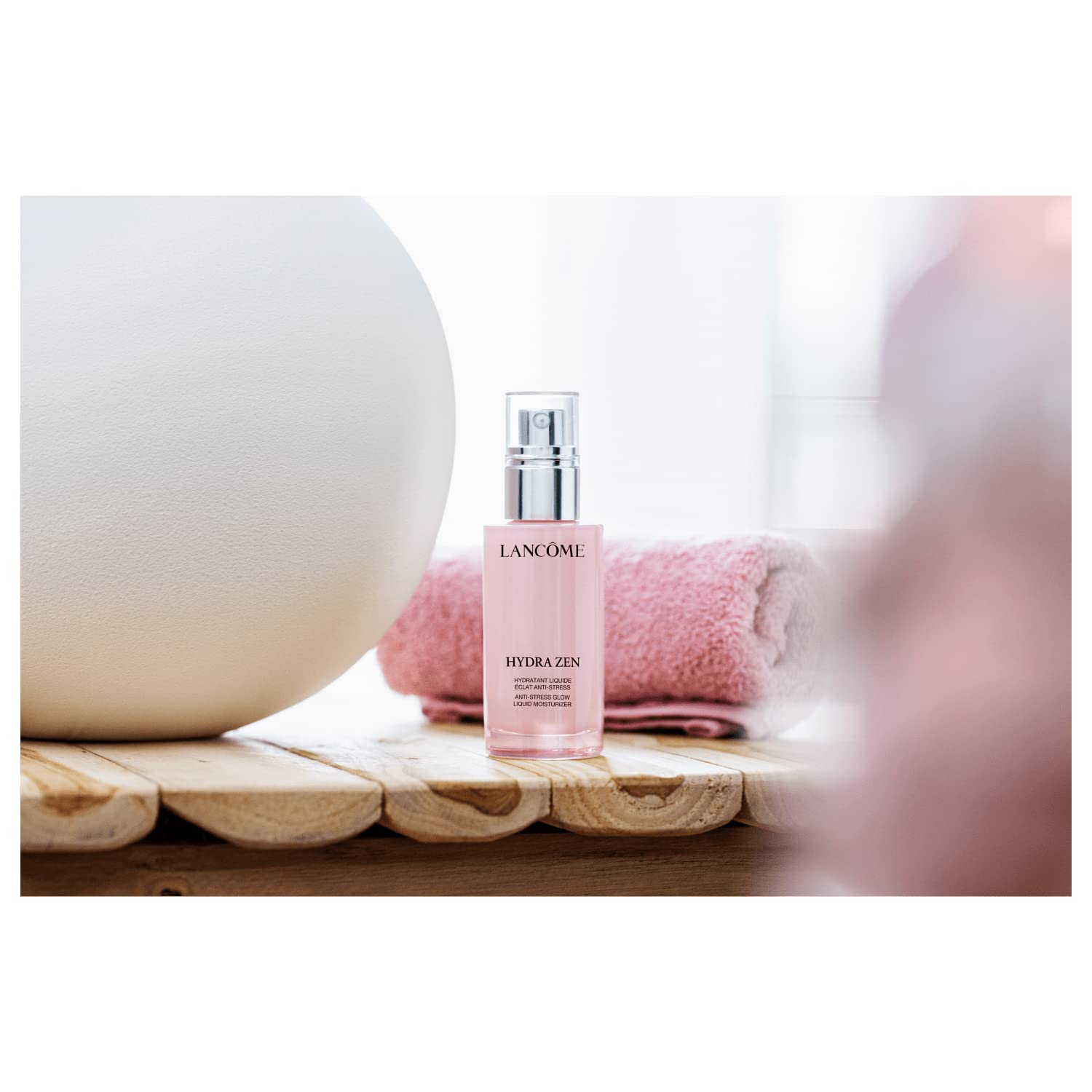 Lancôme Hydra Zen Glow texture-closeup highlights lightweight, breathable cream for daily wear.