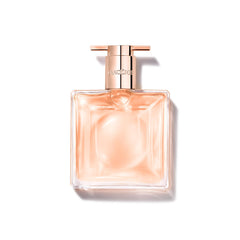 Lancôme Idôle bottle with green tea pour, highlighting fresh energy and everyday elegance for a refreshing start.