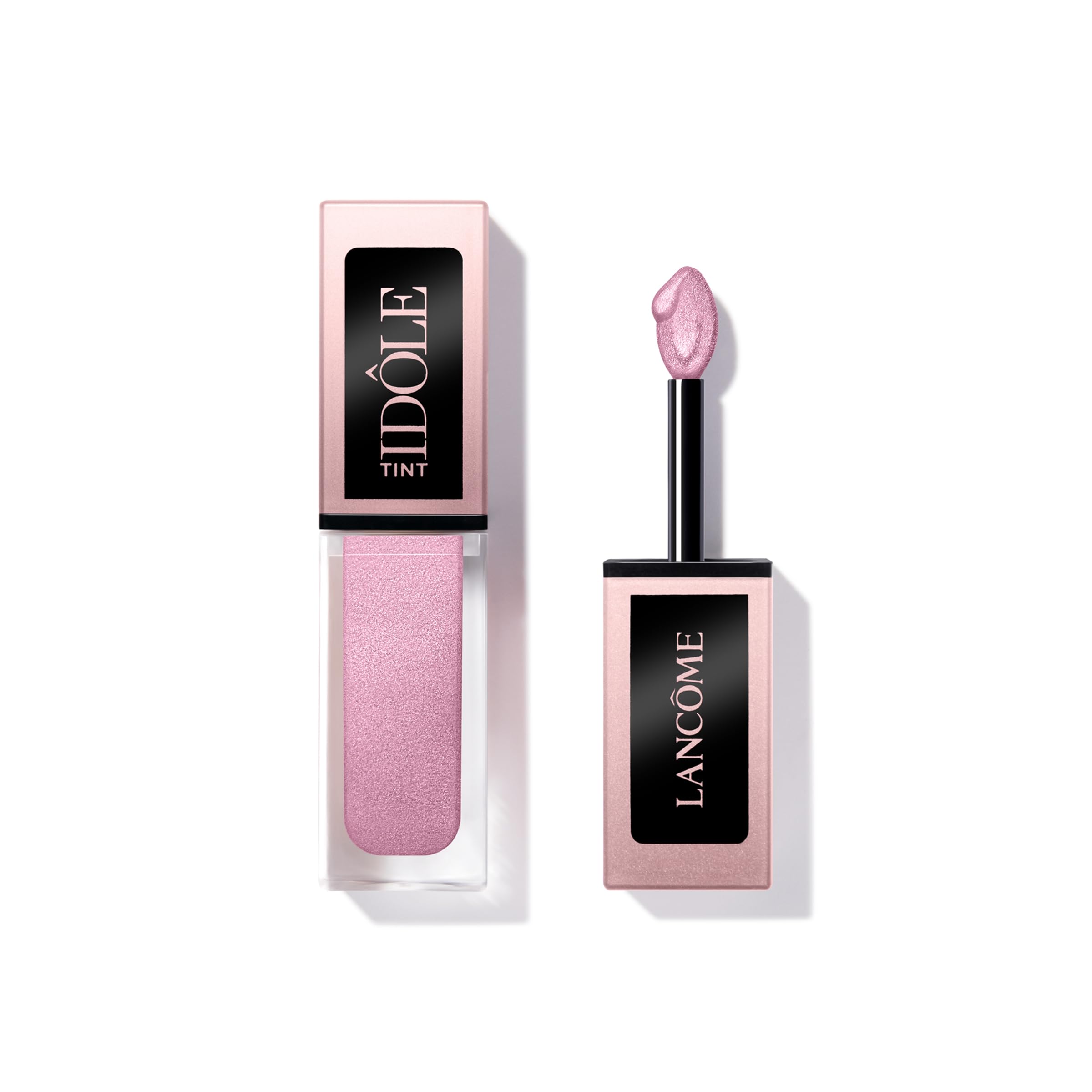 Lancôme Idôle Tint flat-side application close-up shows smooth eyeshadow precision.