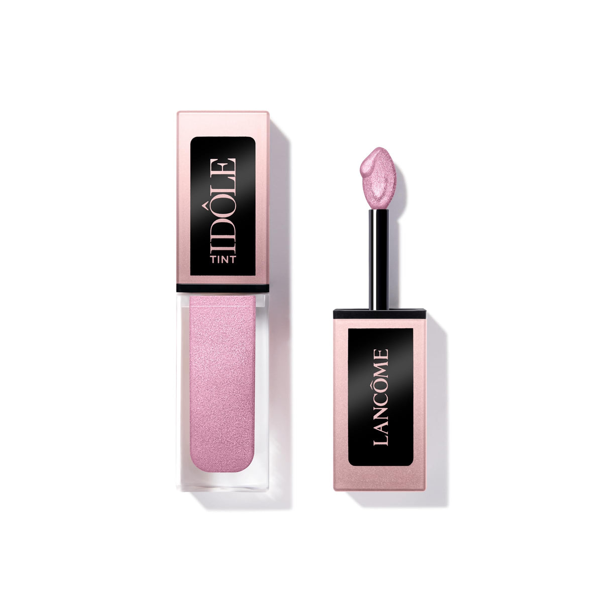 Lancôme Idôle Tint flat-side application close-up shows smooth eyeshadow precision.