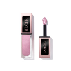 Lancôme Idôle Tint flat-side application close-up shows smooth eyeshadow precision.