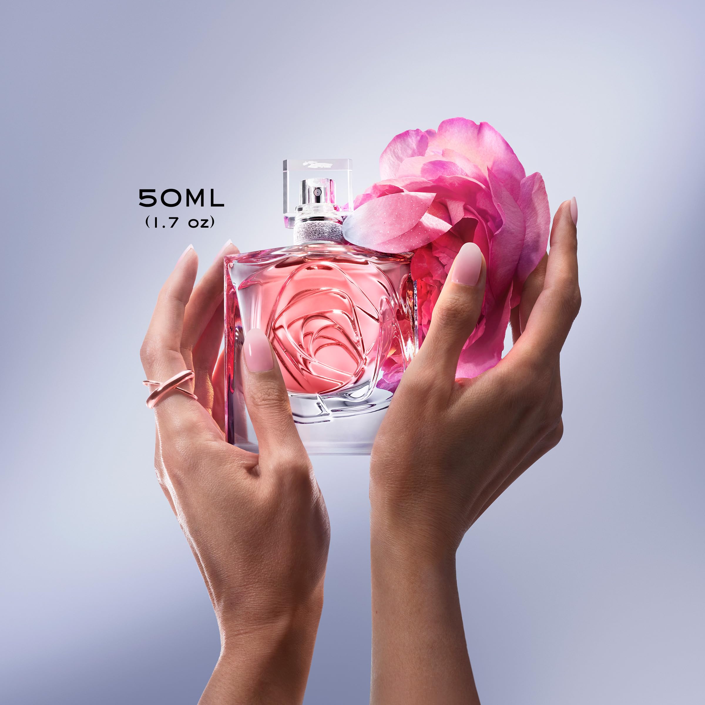 Lancôme La Vie Est Belle Rose Extraordinaire woody musk detail, adds warmth and longevity.