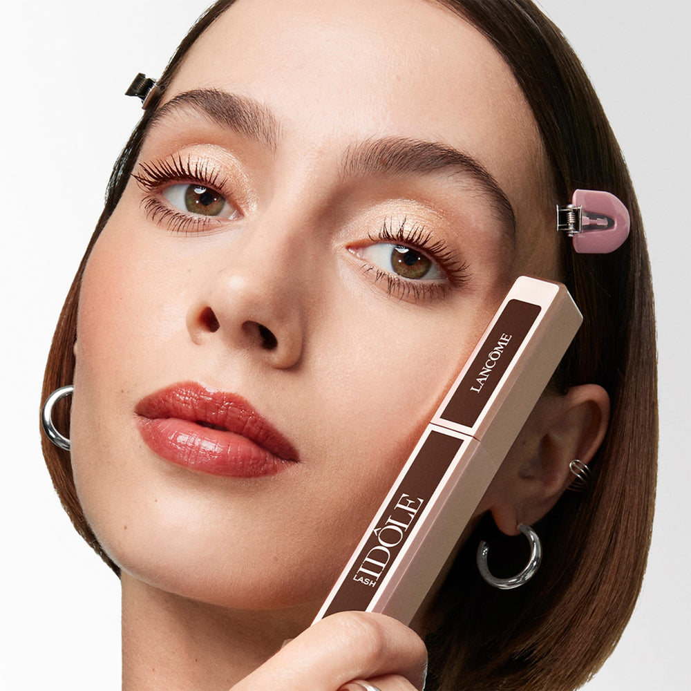 Lancôme Lash Idôle brown mascara wide-eye shot with fanned lashes.