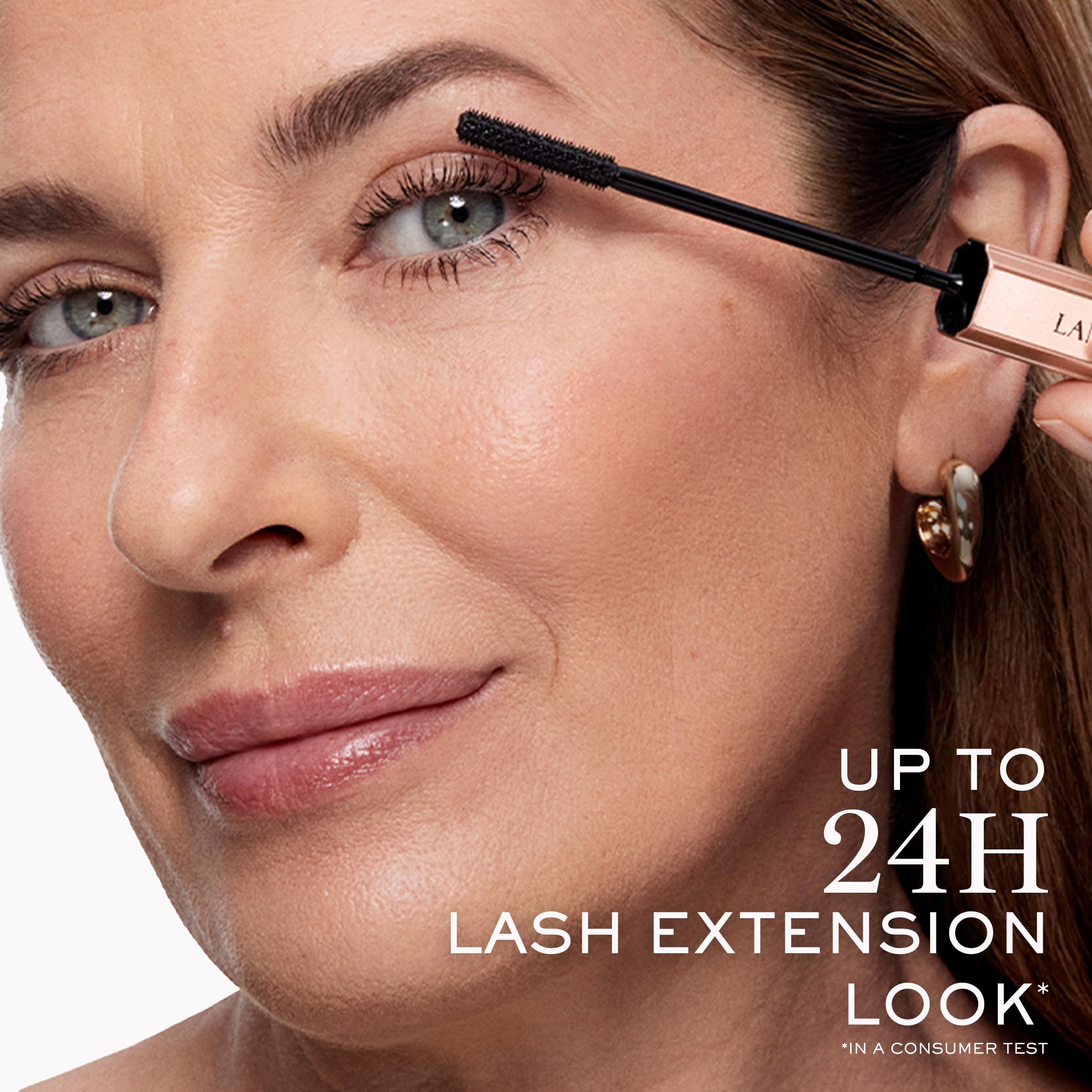 Lancôme Lash Idôle clump- and flake-resistant formula keeps lashes clean.