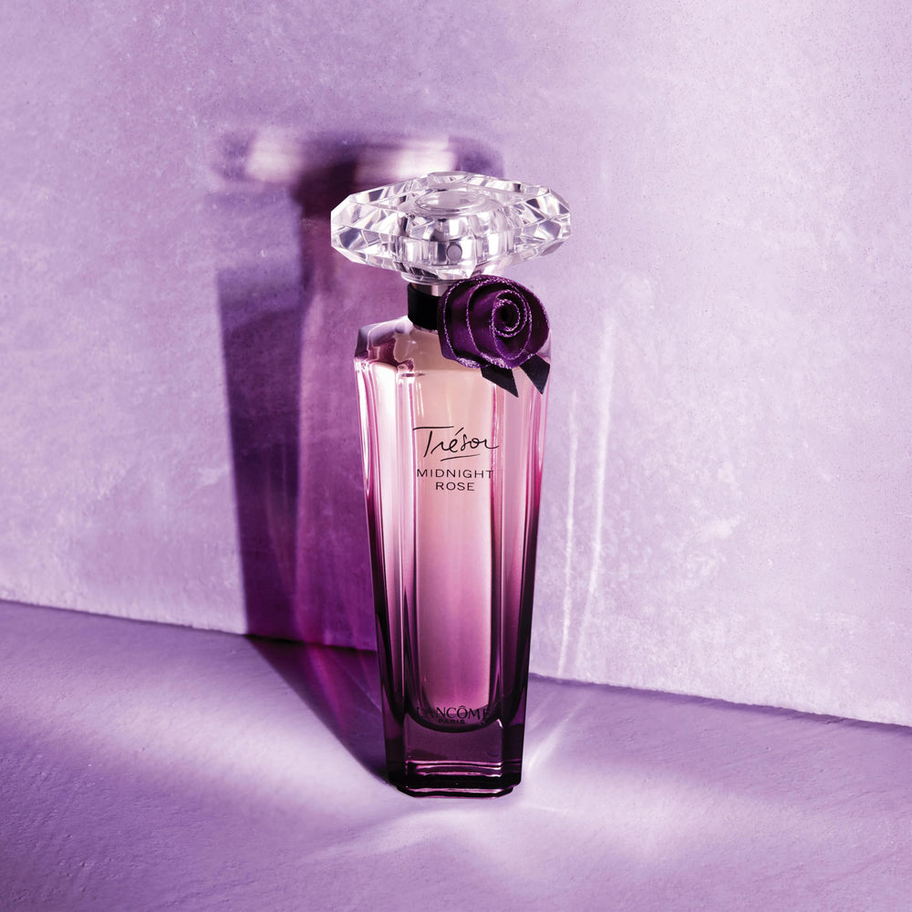 Lancôme Trésor Midnight bottle-dispense shows easy application for daily wear.