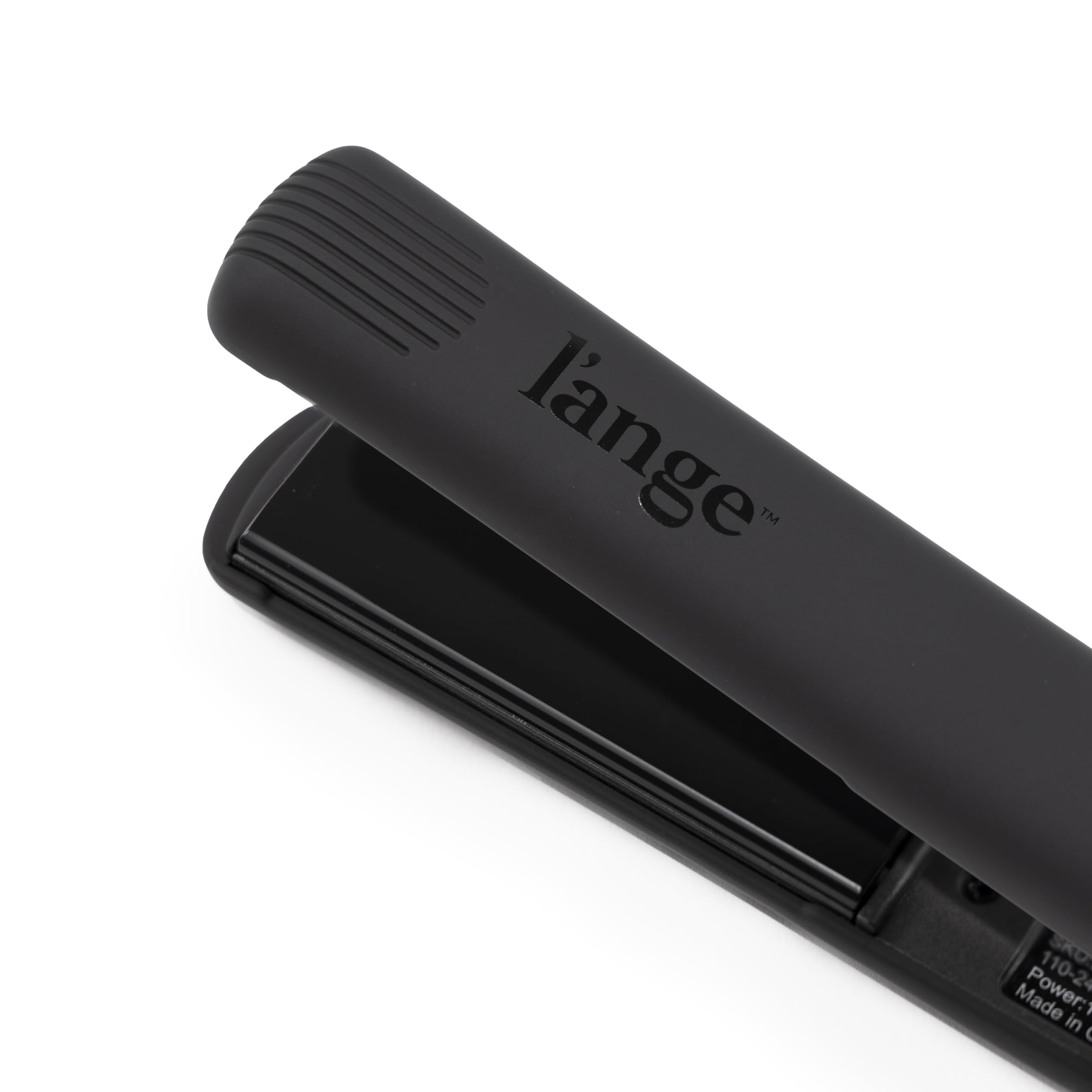L'ANGE HAIR Aplatir in-use waves for versatile looks.