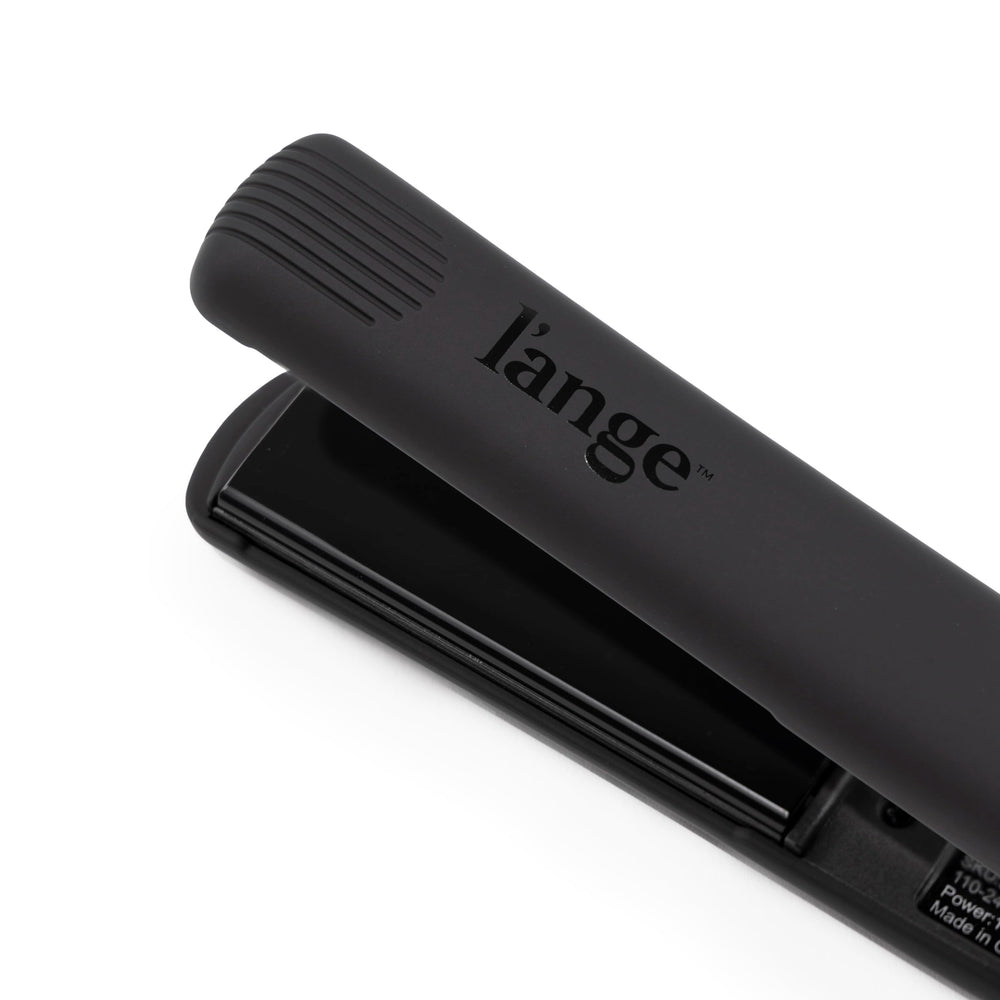 L'ANGE HAIR Aplatir in-use waves for versatile looks.