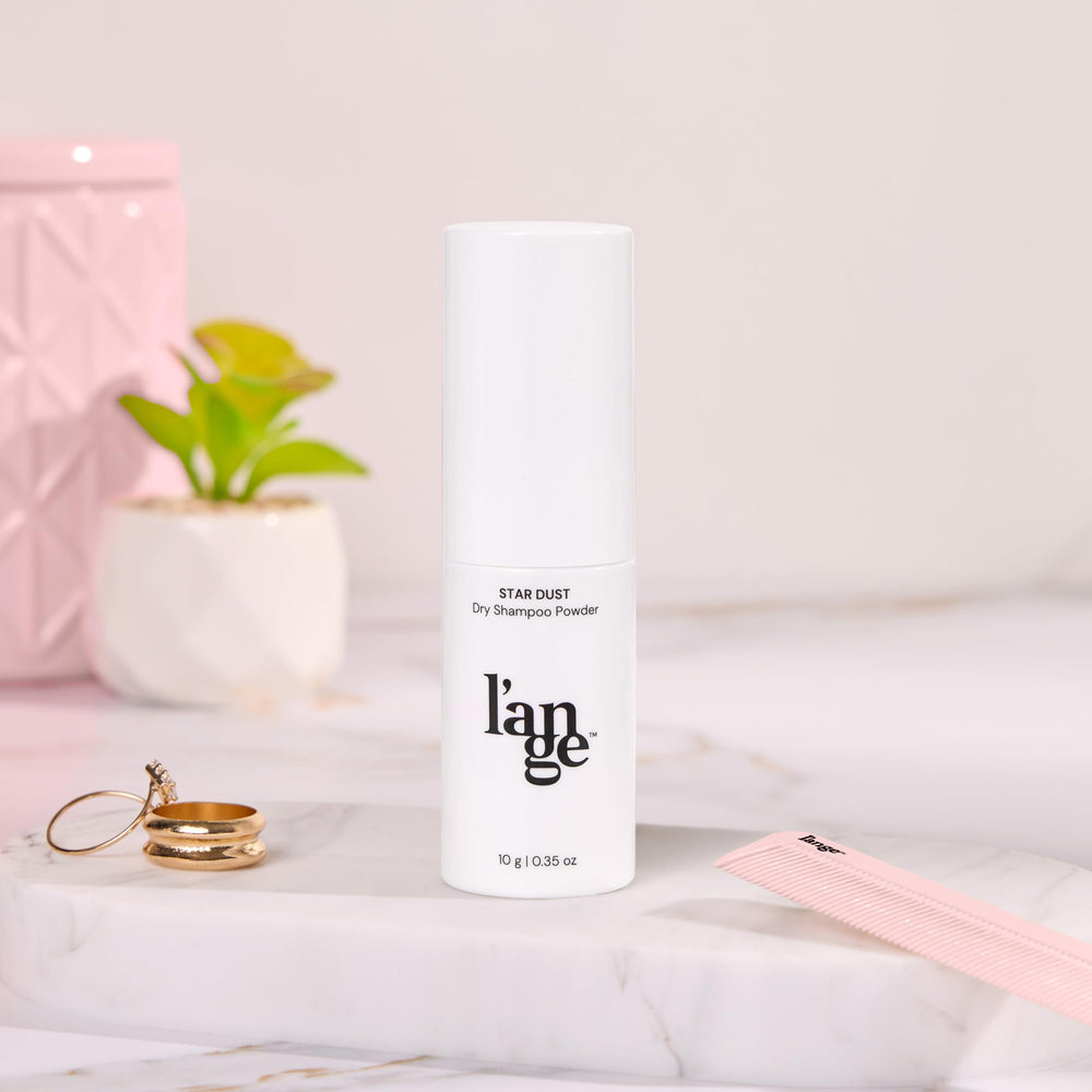 L'ANGE HAIR Star Dust Dry Shampoo Powder close-up reveals ultrafine, easy-to-blend texture.