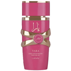 Lattafa Yara Candy bottle pour captures vibrant citrus and fruity notes for daily wear.