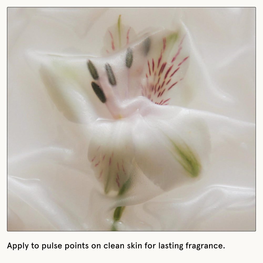 Le Monde Gourmand 000 water lily accent offers fresh floral nuance.