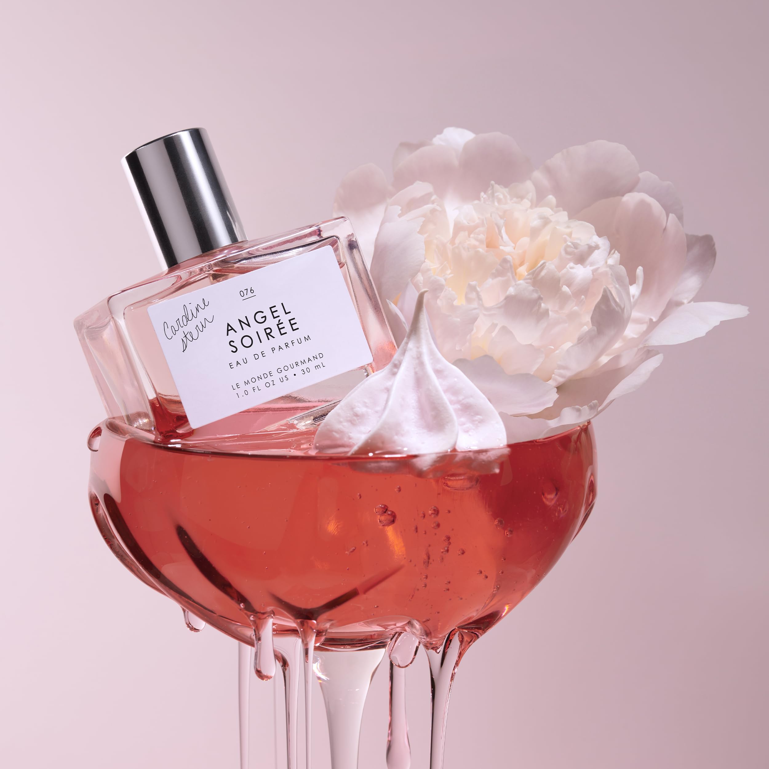 Le Monde Gourmand Angel Soirée lifestyle shot hints at evening romance.