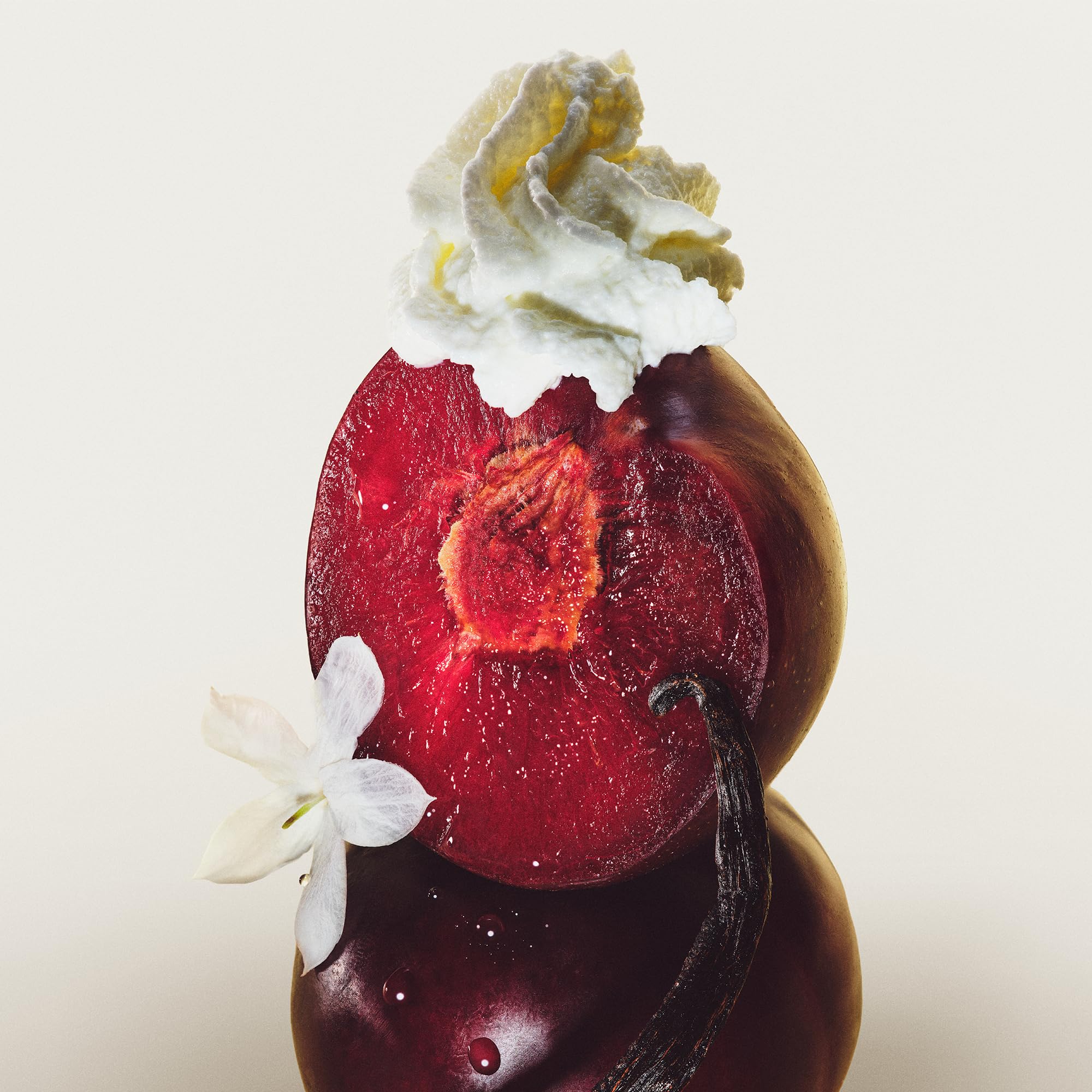 Le Monde Gourmand Aura de Vanille base notes illustration hints lasting sweetness and warmth.