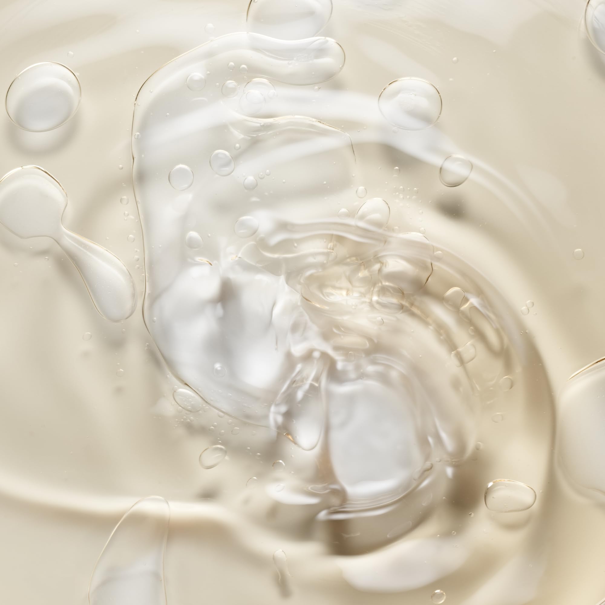 Le Monde Gourmand Chai Épicé oil blends vanilla cream base for lasting softness.