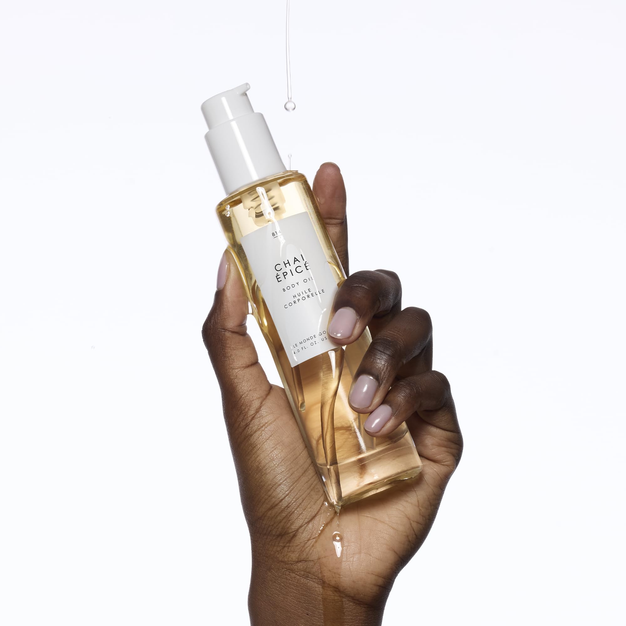 Le Monde Gourmand Chai Épicé oil on wet skin provides dewy glow.