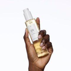 Le Monde Gourmand Miel Bébé on-skin glow after application close-up