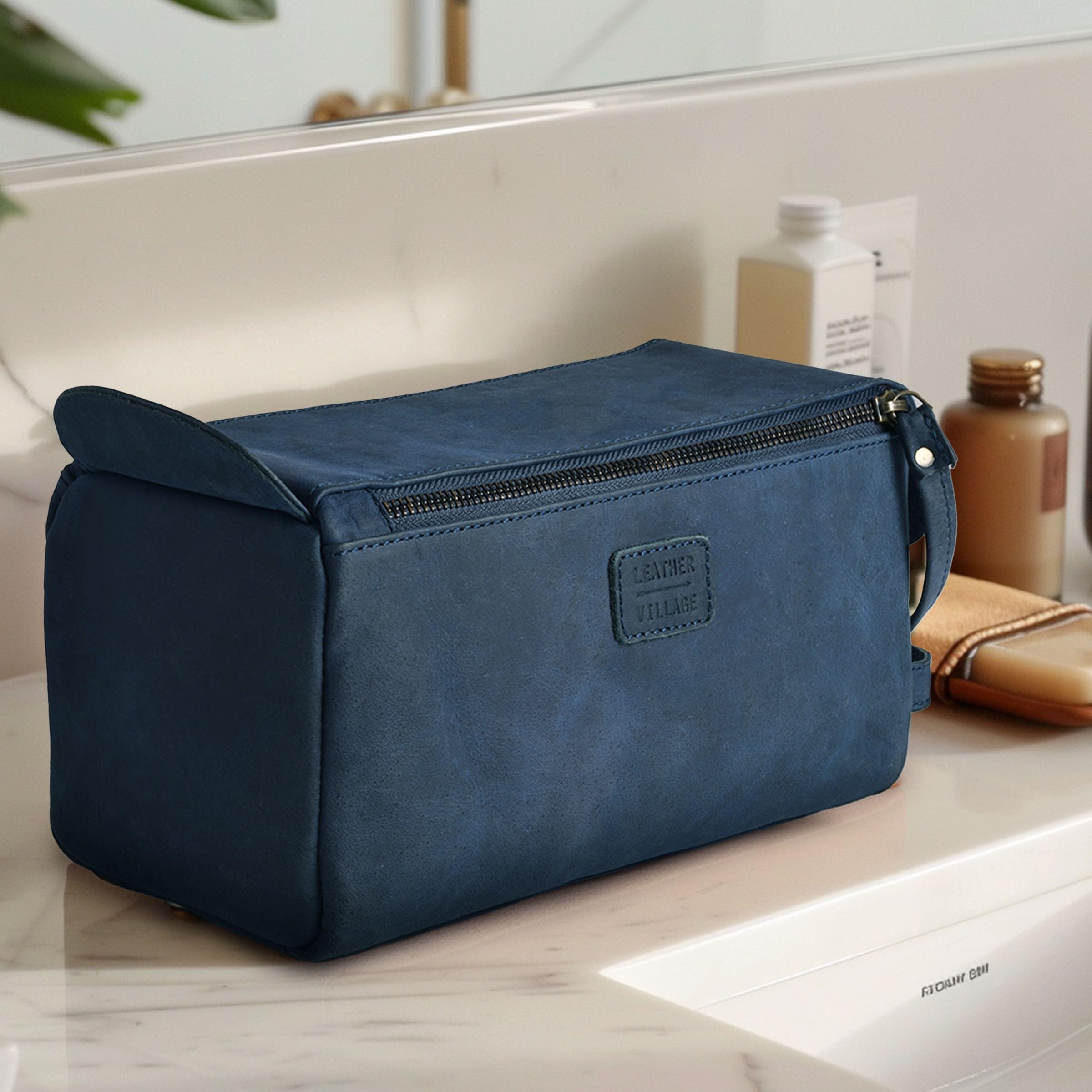 Leather Village toiletry bag magnetic closure provides secure, convenient fastening