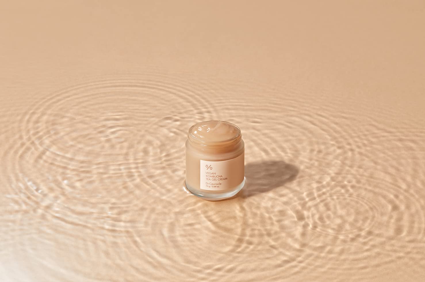 Leegeehaam Dr.Ceuracle gel-cream application scene demonstrates smooth, non-greasy hydration.