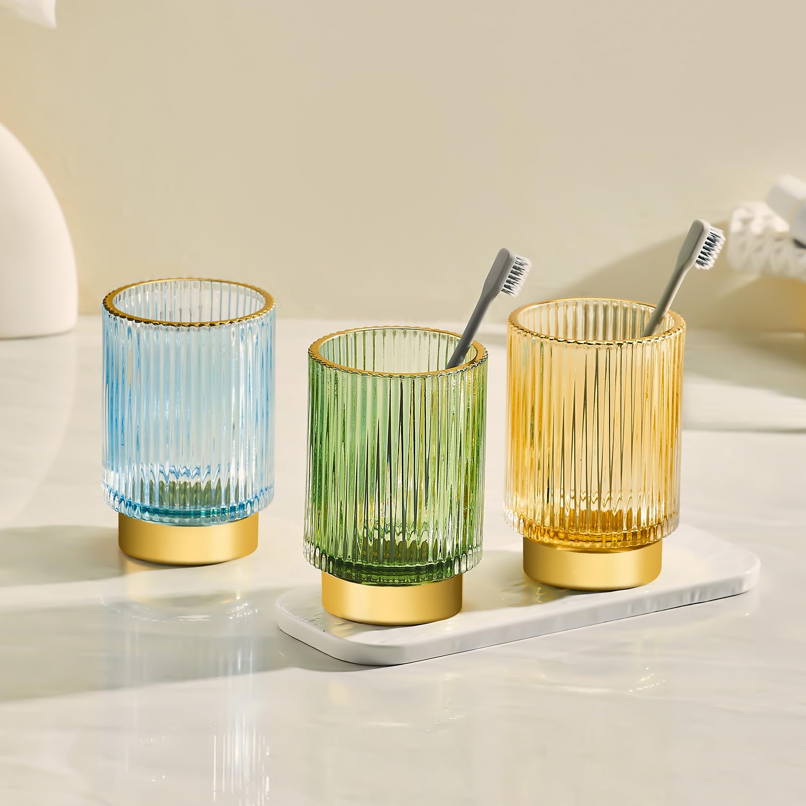 LEICURACE striped glass design features a refined gold-toned rim.