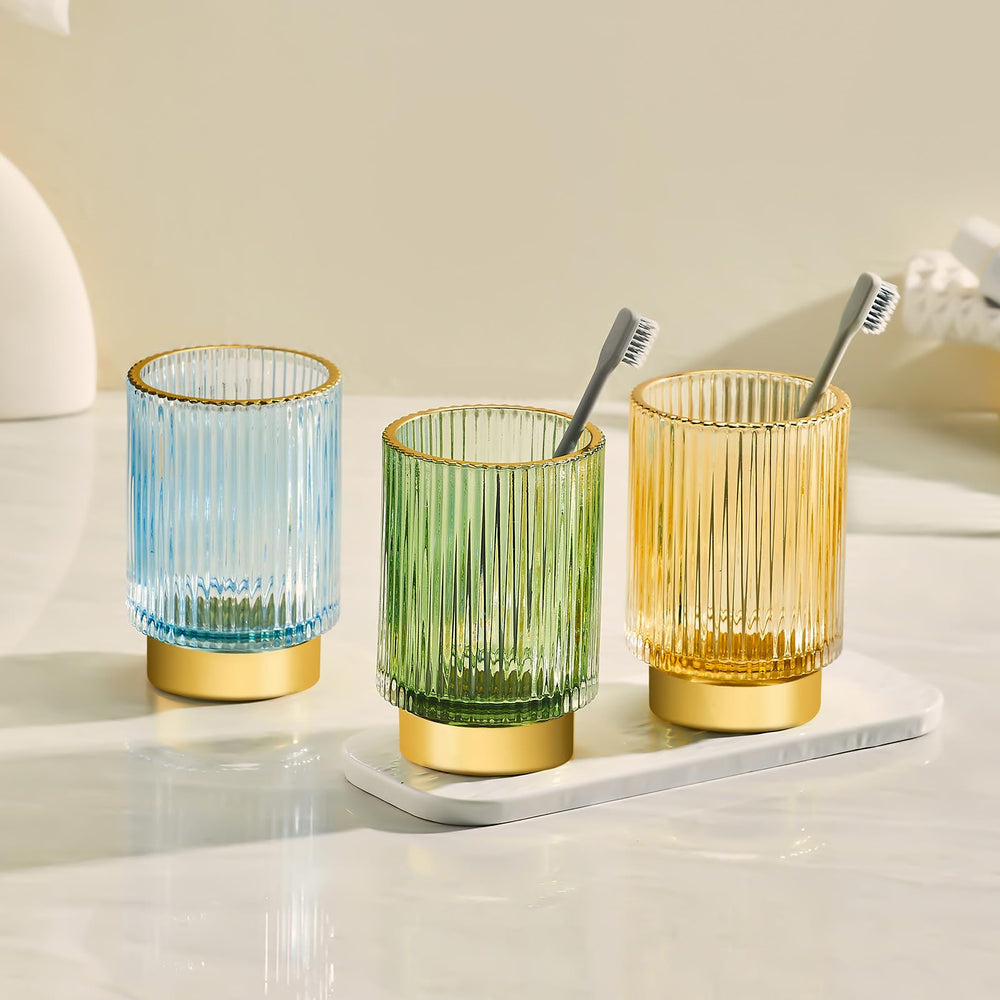 LEICURACE striped glass design features a refined gold-toned rim.