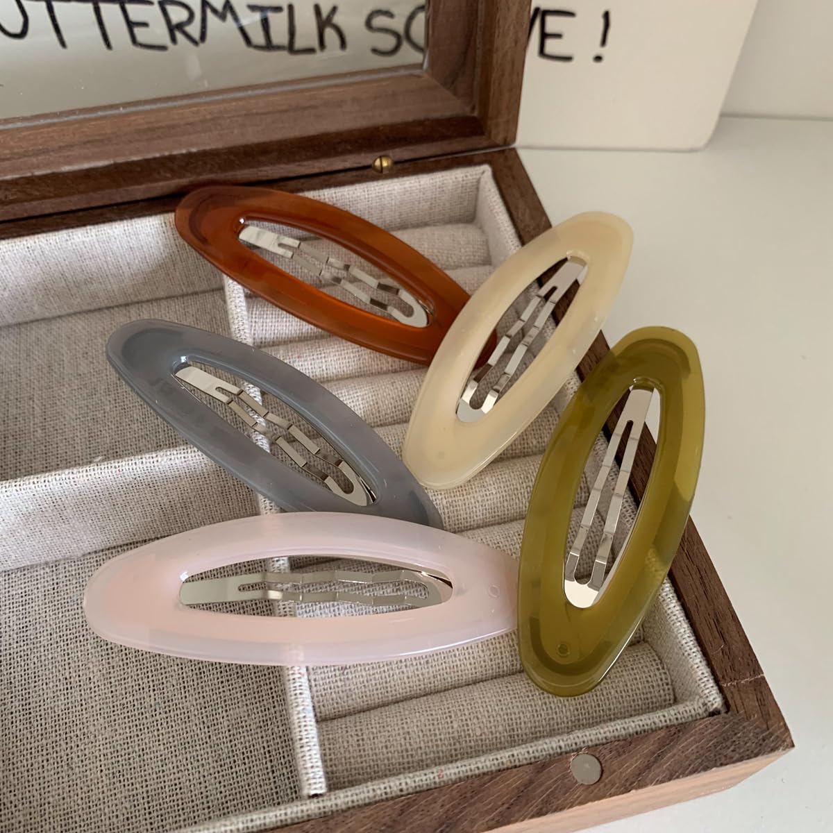 Lemeilleur green resin oval clip ideal for casual everyday looks.