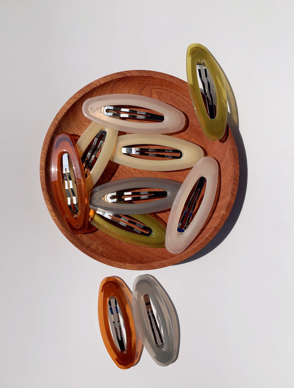 Lemeilleur red resin clip delivers bold flair with secure hold.