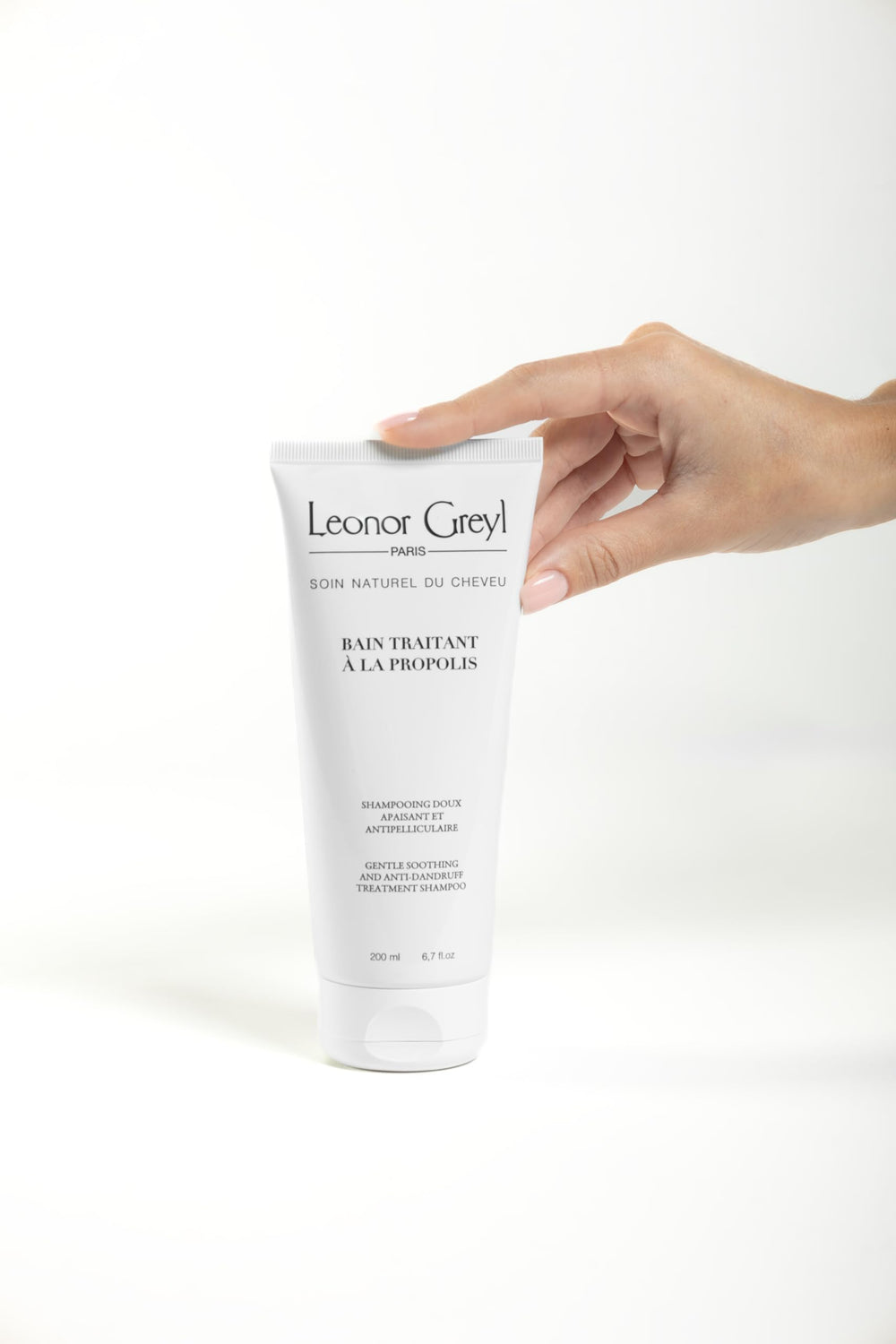 Leonor Greyl pre-treatment Huile Apaisante paired visuals for enhanced scalp comfort.
