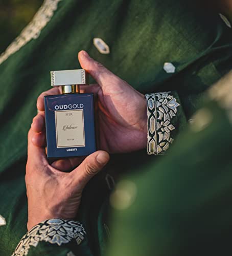 Liberty OudGold Intense flacon-closeup reveals deep amber hue and opulent feel.