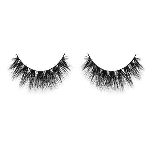 Lilly Lashes Mykonos model wear for a show-stopping look