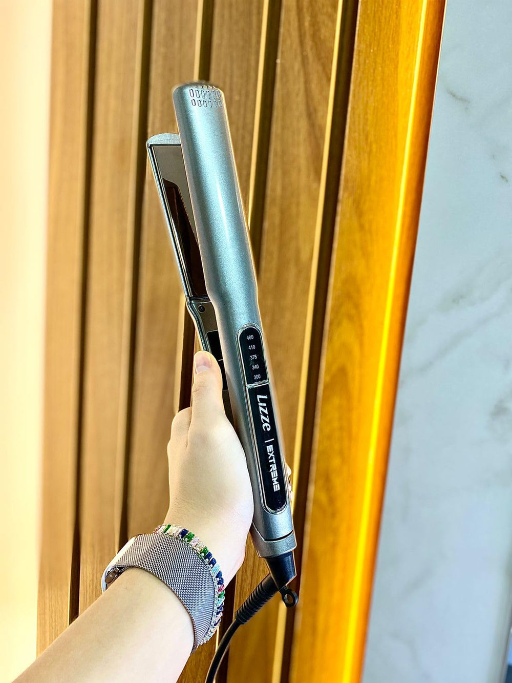 Lizze Extreme flatiron features a 10-foot swivel cord for flexible styling.