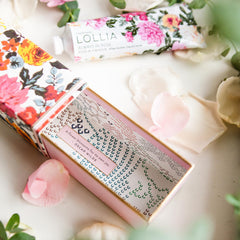 Close-up of macadamia and avocado oil blend in LOLLIA handcreme for nourishment