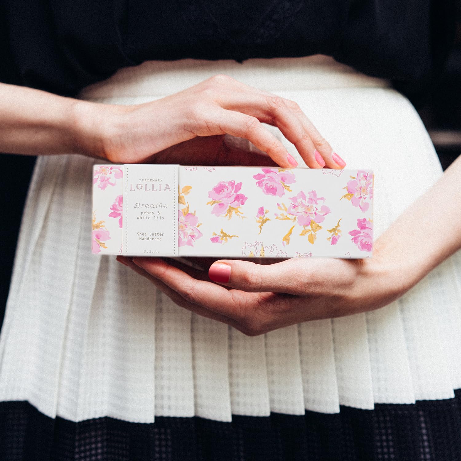 LOLLIA Breath Handcreme features aloe and lavender extract for soothing fragrance.