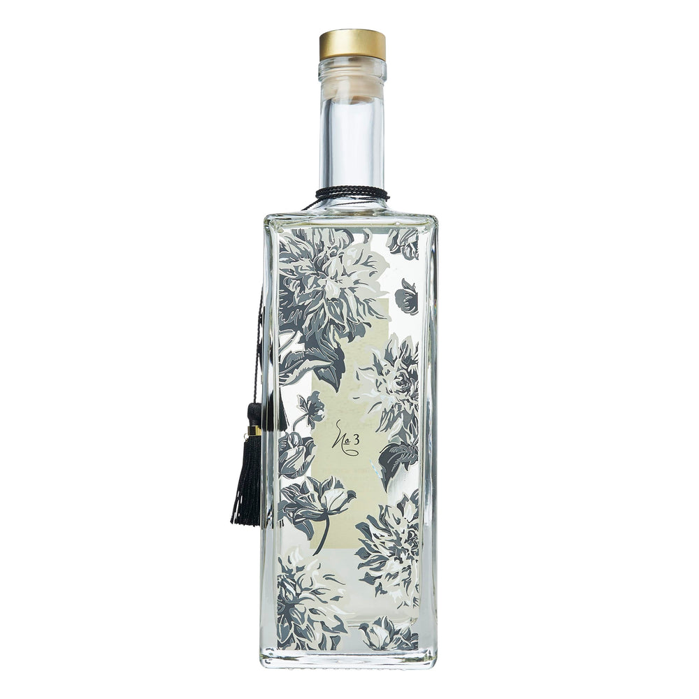 LOLLIA Elegance bath scene shows pouring and bubbly streams for instant mood uplift.