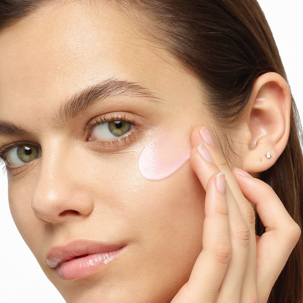 Caffeine boost graphic emphasizing reduction of puffiness around the eyes