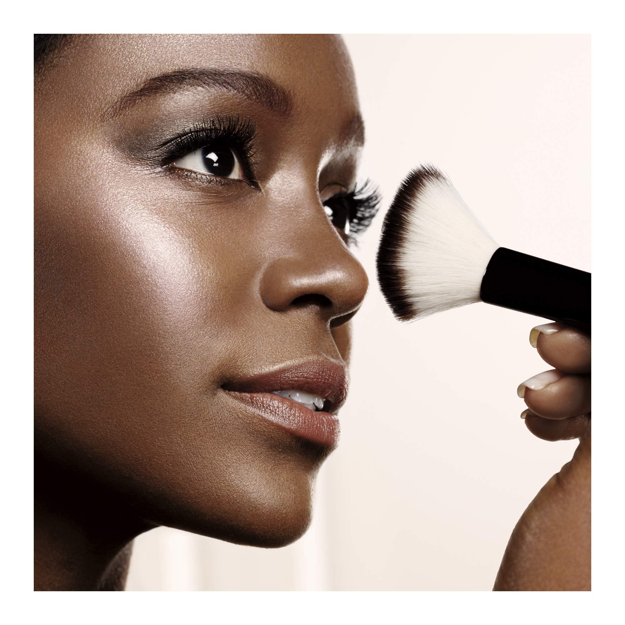 L'Oreal Paris Lumi Shimmerista collarbone and shoulder glow adds subtle décolletage shimmer.