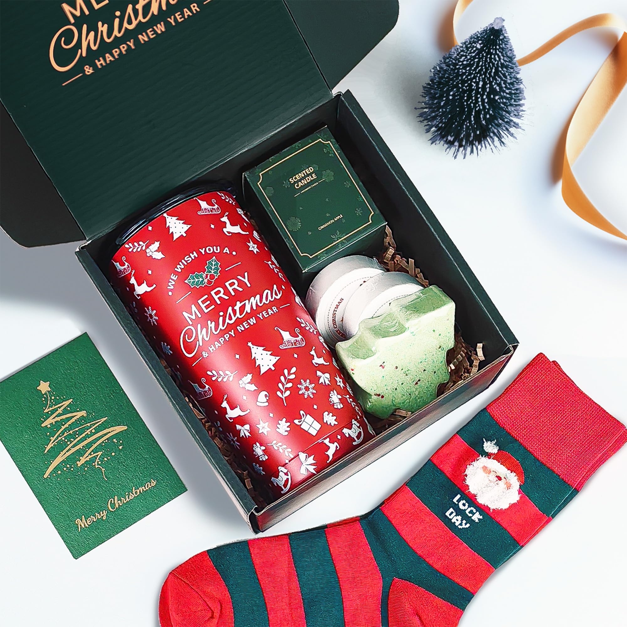 LUICONMO Christmas candle creating a festive, comforting room fragrance