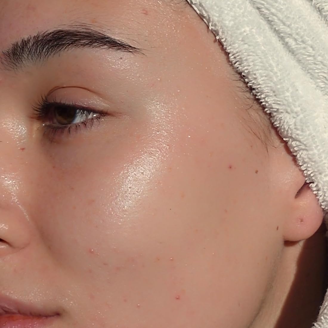Lumene Nordic Hydra Lahde hyaluronic acid closeup highlights multi-weight hydration for lasting skin moisture