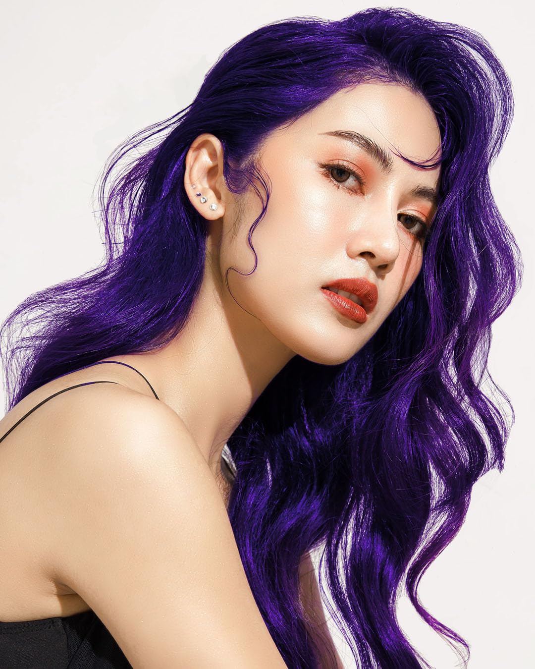 Lunar Tides semi-permanent application hands show easy, mess-minimizing at-home color sessions.