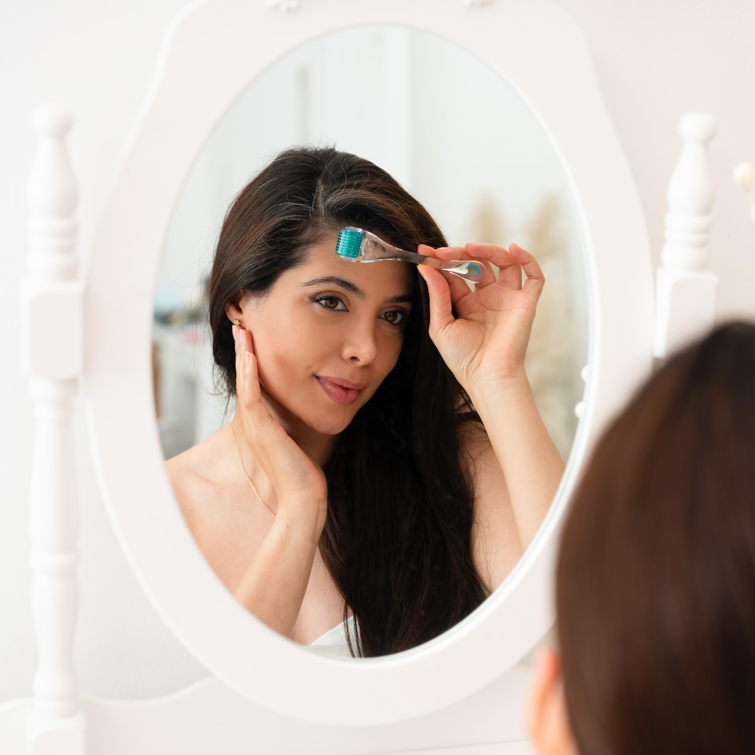 Lunèra derma roller ergonomic handle shown for comfortable grip.
