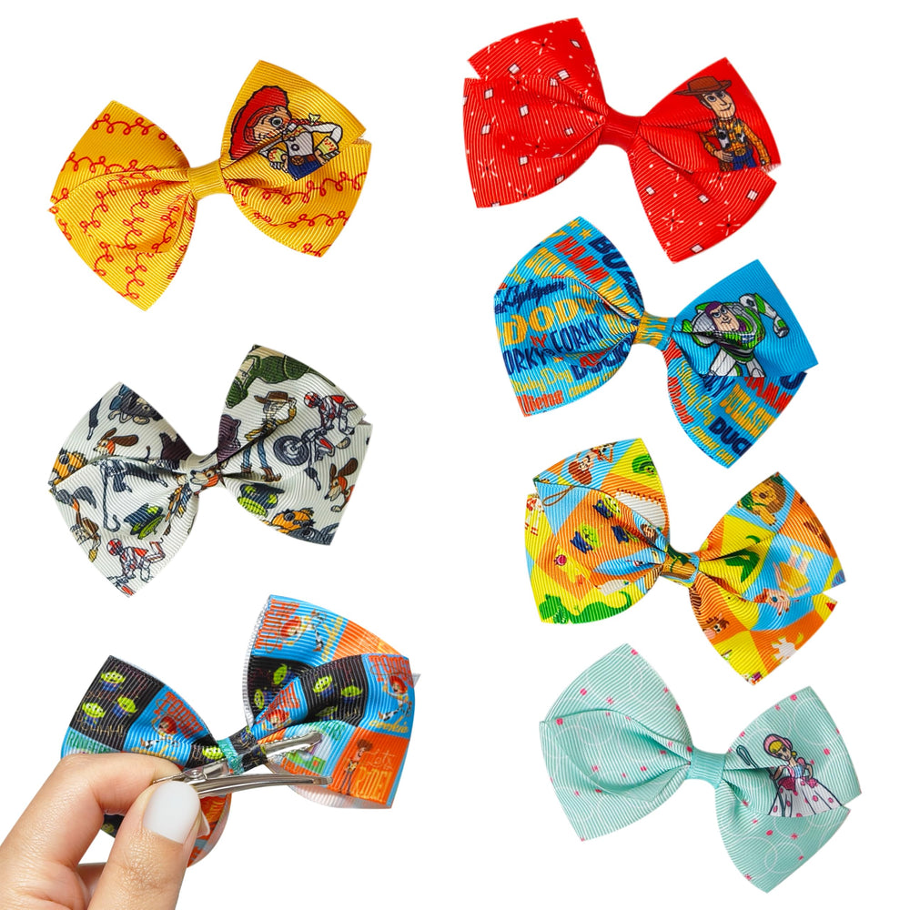 Clips LUV HER agarre seguro para cabello infantil en uso diario.