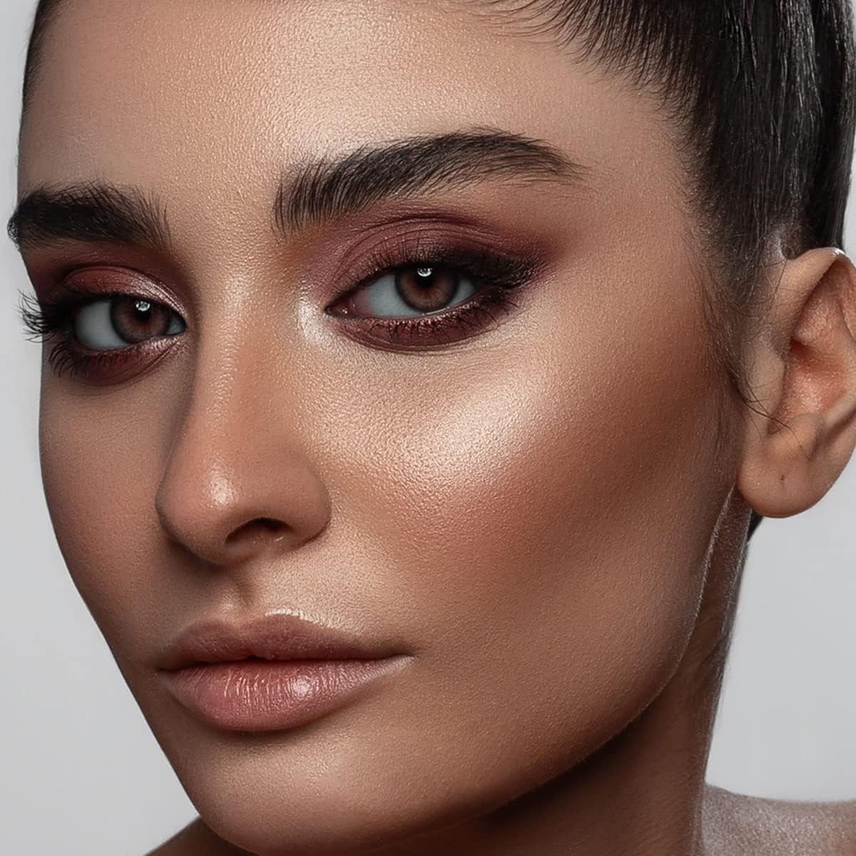 Luxaza smudge-proof formula helps sculpt and define eyes.