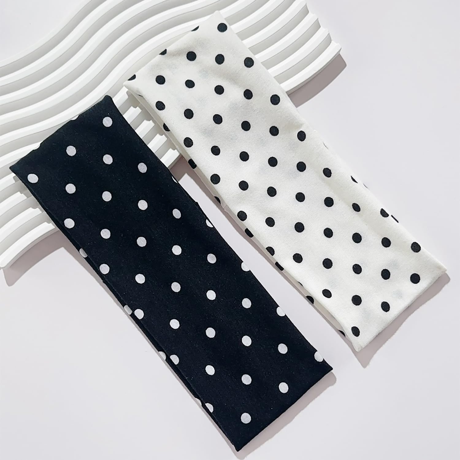 Banda LYLYNB con diseño retro, cómoda para fiestas.