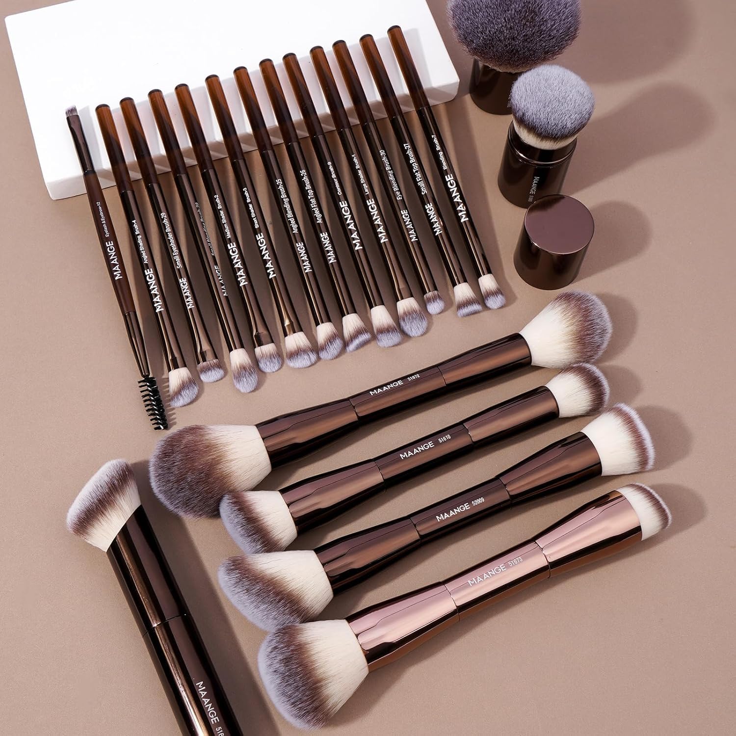 MAANGE concealer detail brush for precise spot coverage and blending.