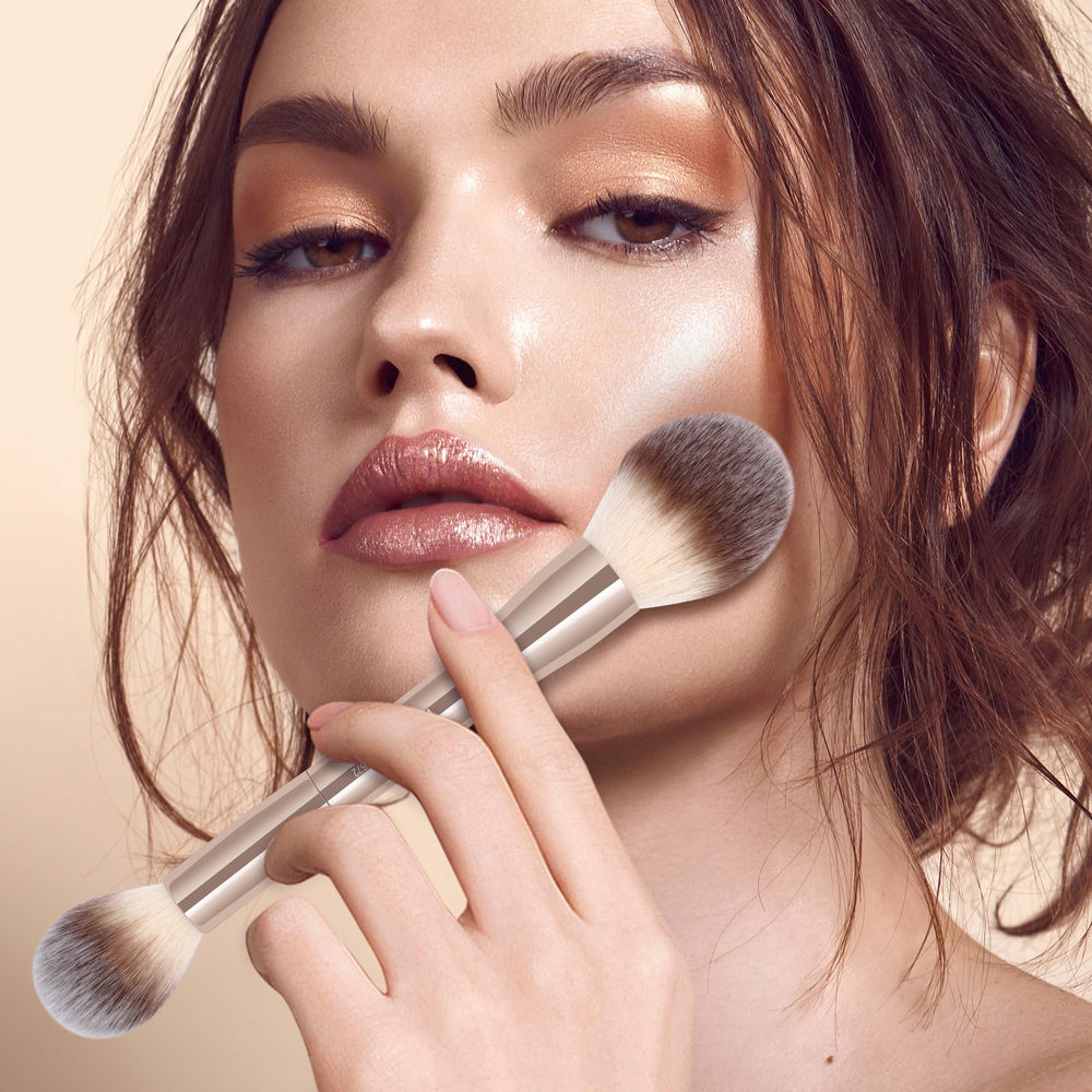 MAANGE gift-ready packaging highlights stylish, practical presentation for makeup lovers.