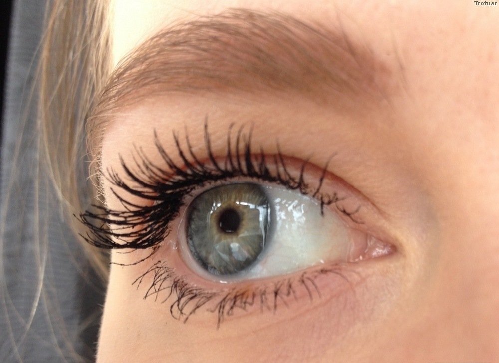 MAC Extreme Dimension 3D lash brush lift highlights separated, curled lashes.