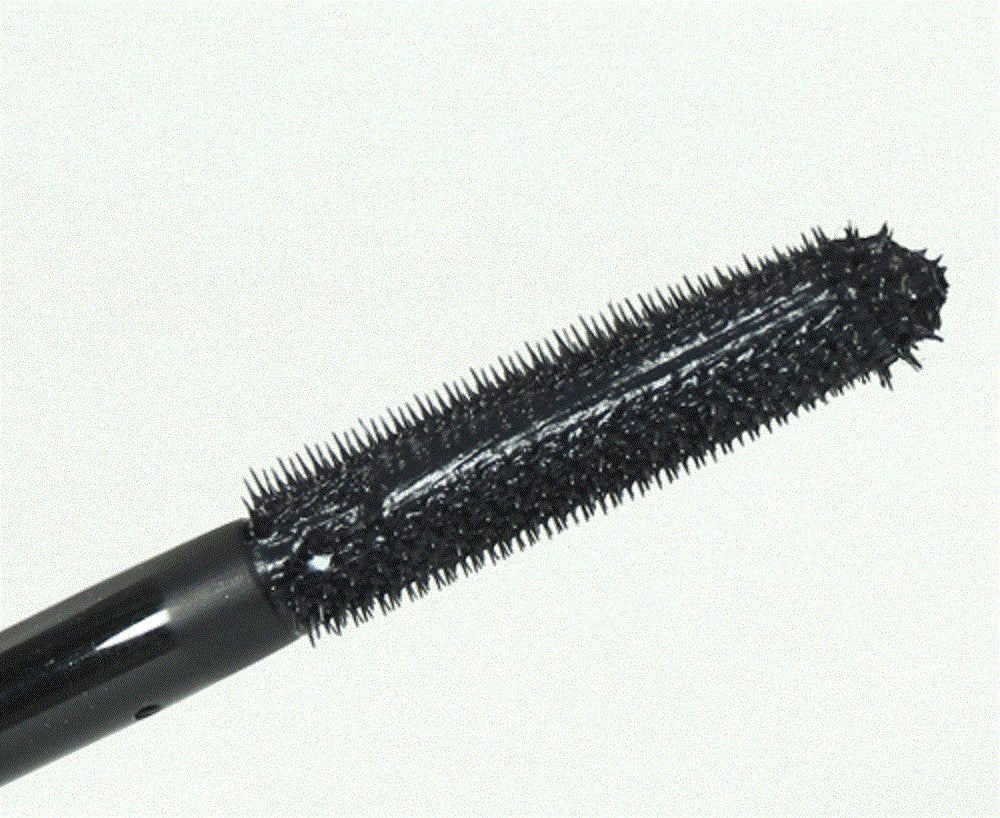 MAC Extreme Dimension 3D lash Canada packaging highlights authentic quality from Canada.