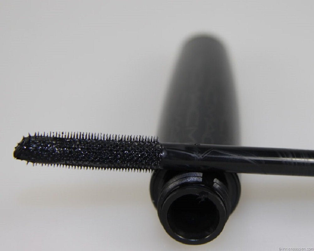 MAC Extreme Dimension 3D lash pigment closeup shows rich black color for definition.