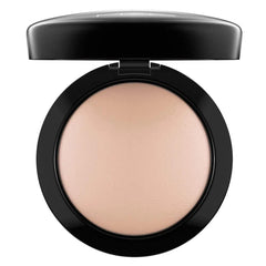 MAC Mineralize SkinFinish Natural Medium application on skin for luminous finish