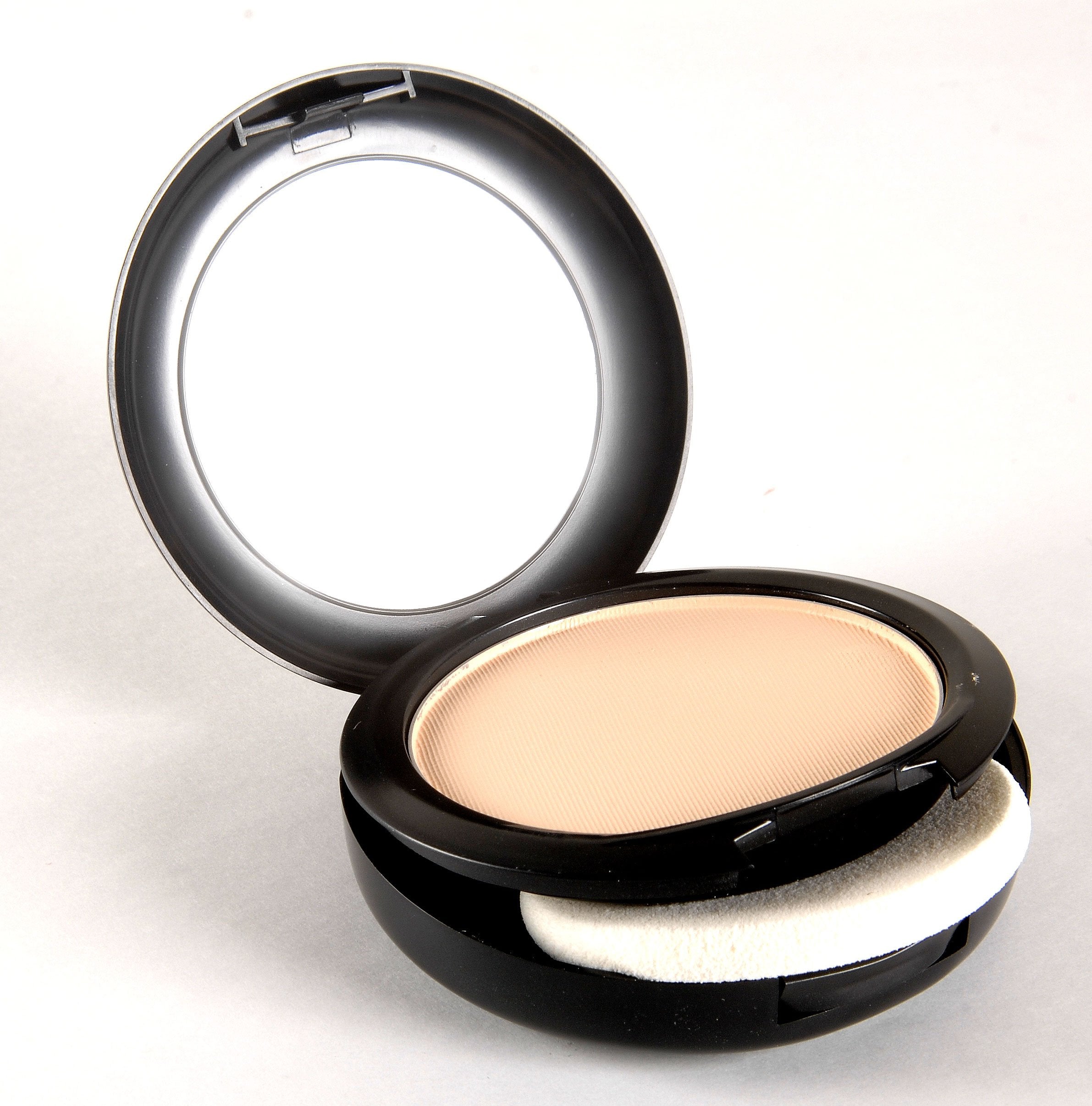 MAC Studio Fix oil-control pores closeup demonstrates shine reduction.